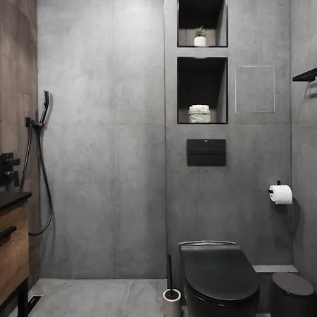 - Exclusive 1bd In Center *